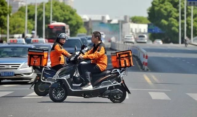 外賣后廚進(jìn)行直播，食品安全檢測(cè)儀保障食品安全問(wèn)題